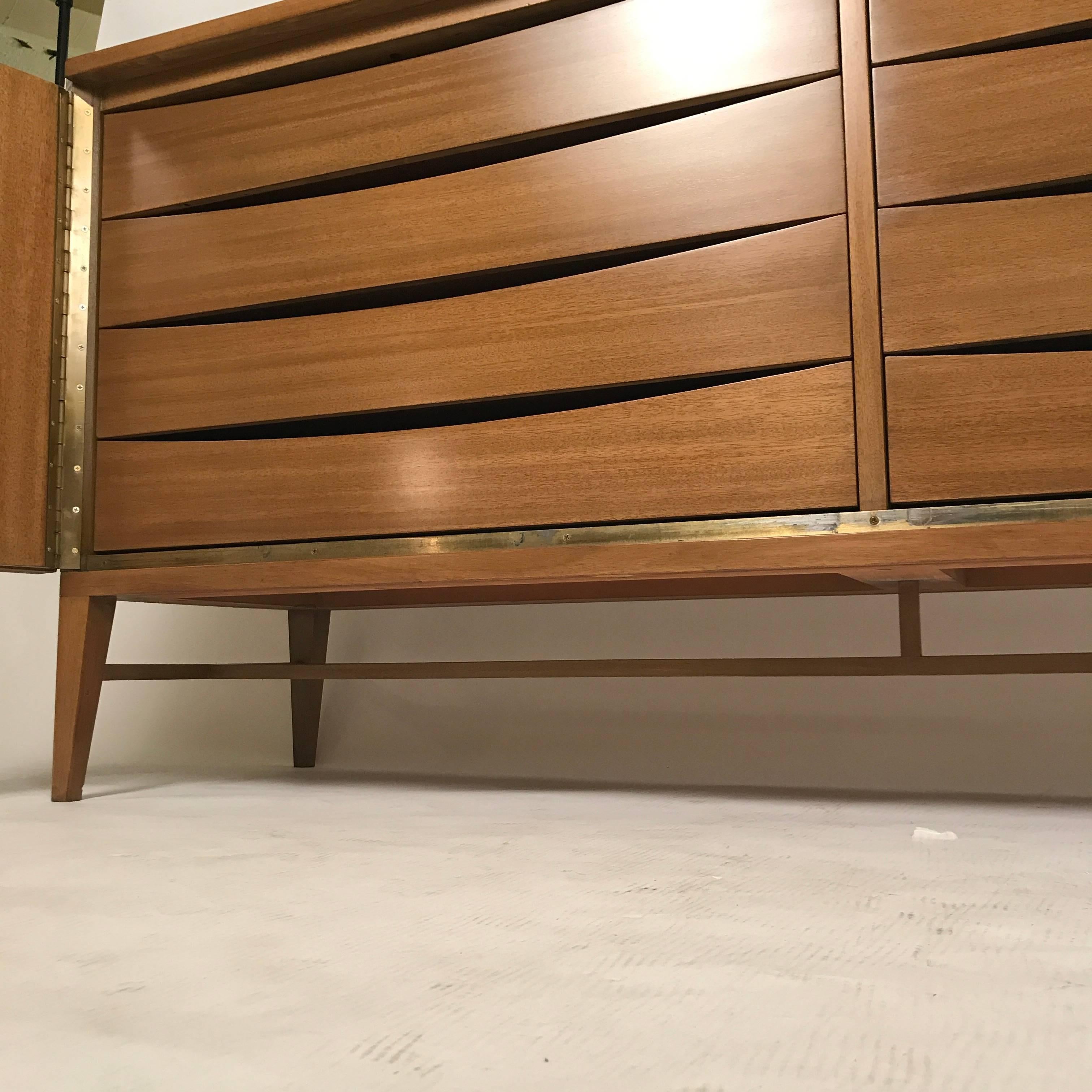Paul McCobb Calvin Group Tri-Fold Bleached Mahogany Eight-Drawer Dresser In Good Condition In Hudson, NY