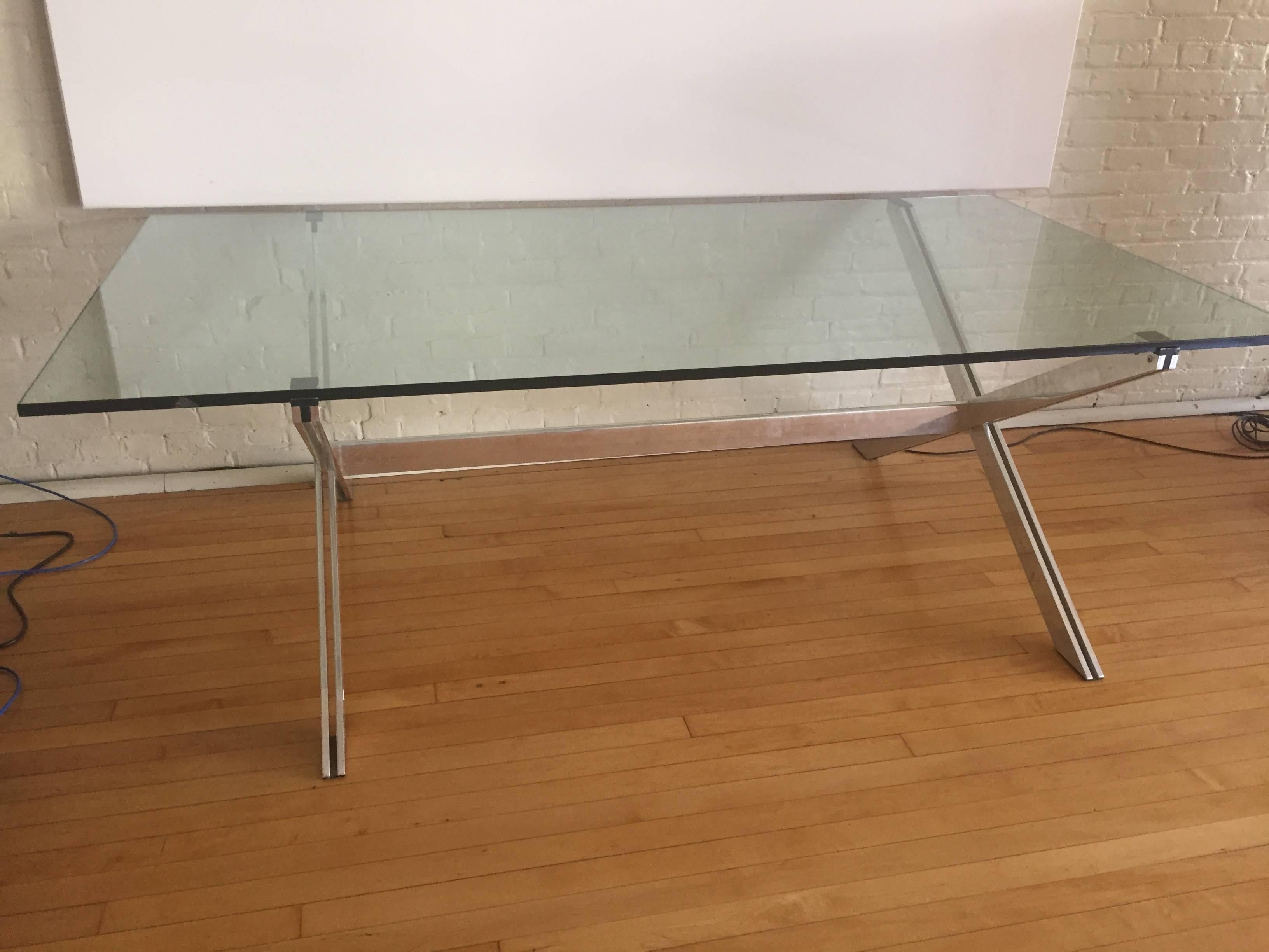 Mid-Century Modern  Grande table flottante rare en aluminium et verre à base en forme de X par John Vesey en vente