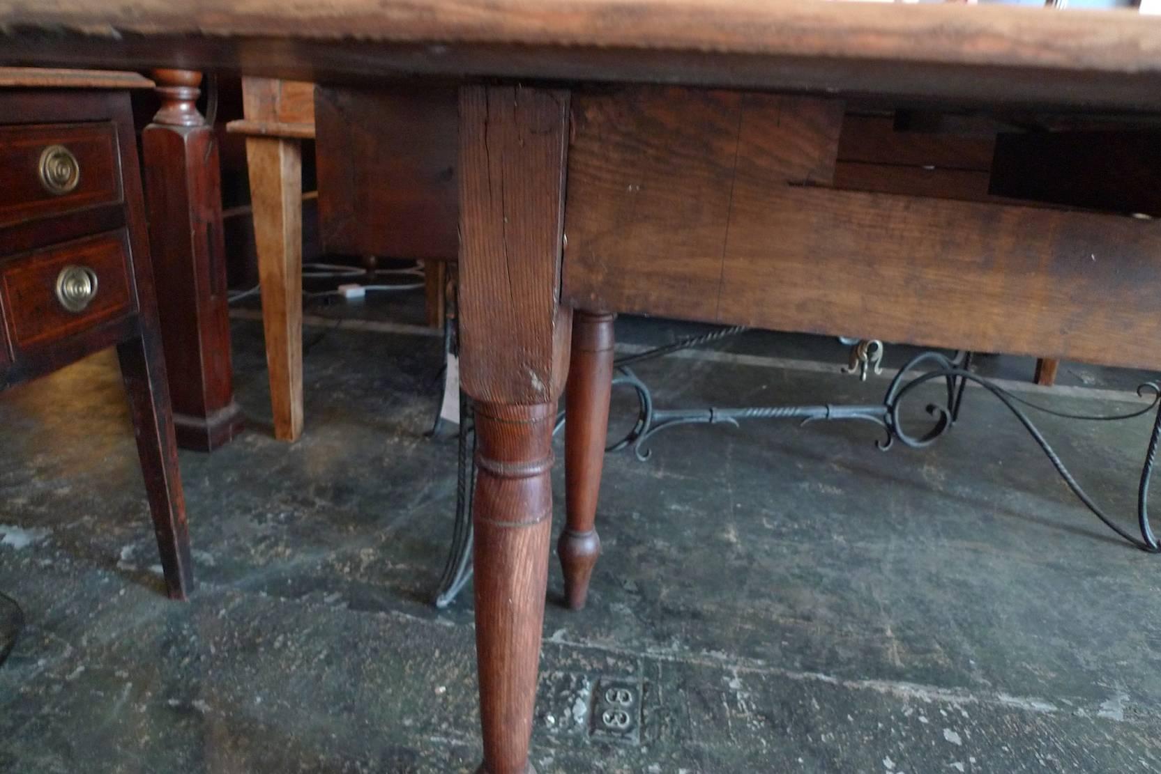 New England, early 19th century long harvest table with two drop-leaf sides.
 