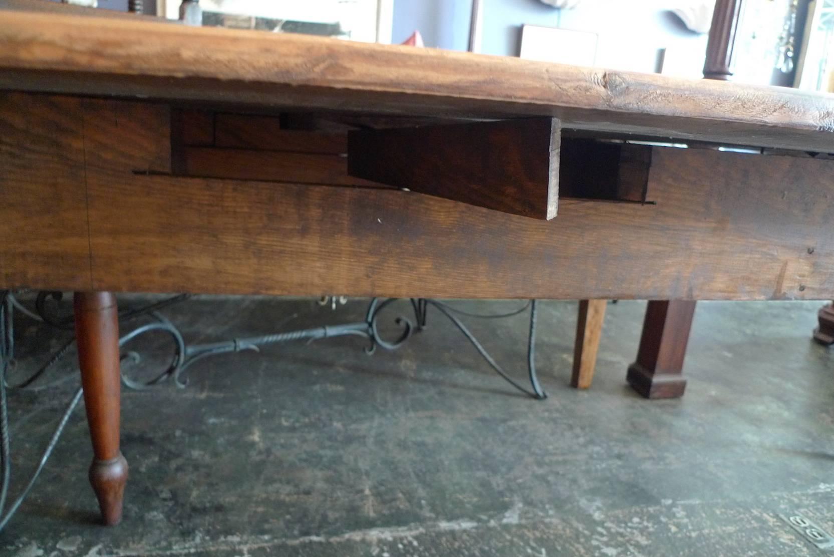 New England, Early 19th Century Long Harvest Table with two drop-leaf sides. In Distressed Condition In Santa Monica, CA