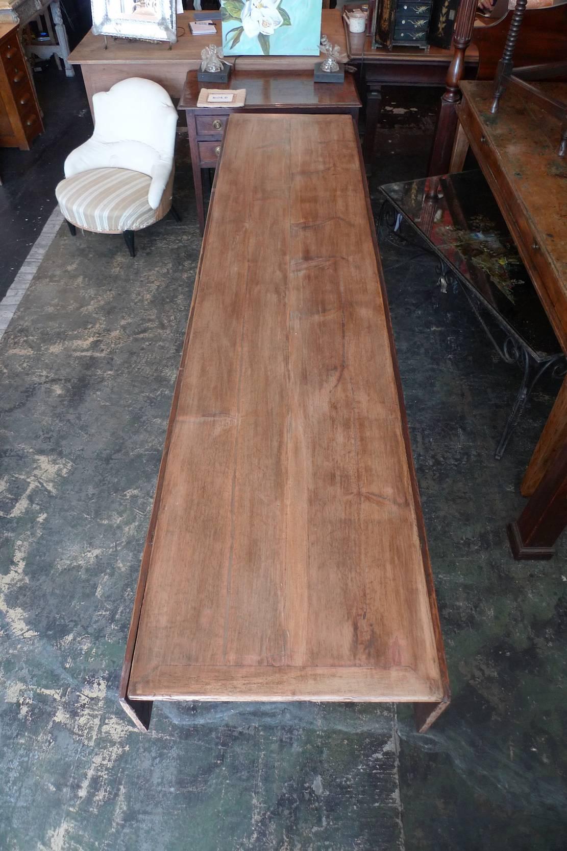 New England, Early 19th Century Long Harvest Table with two drop-leaf sides. 1