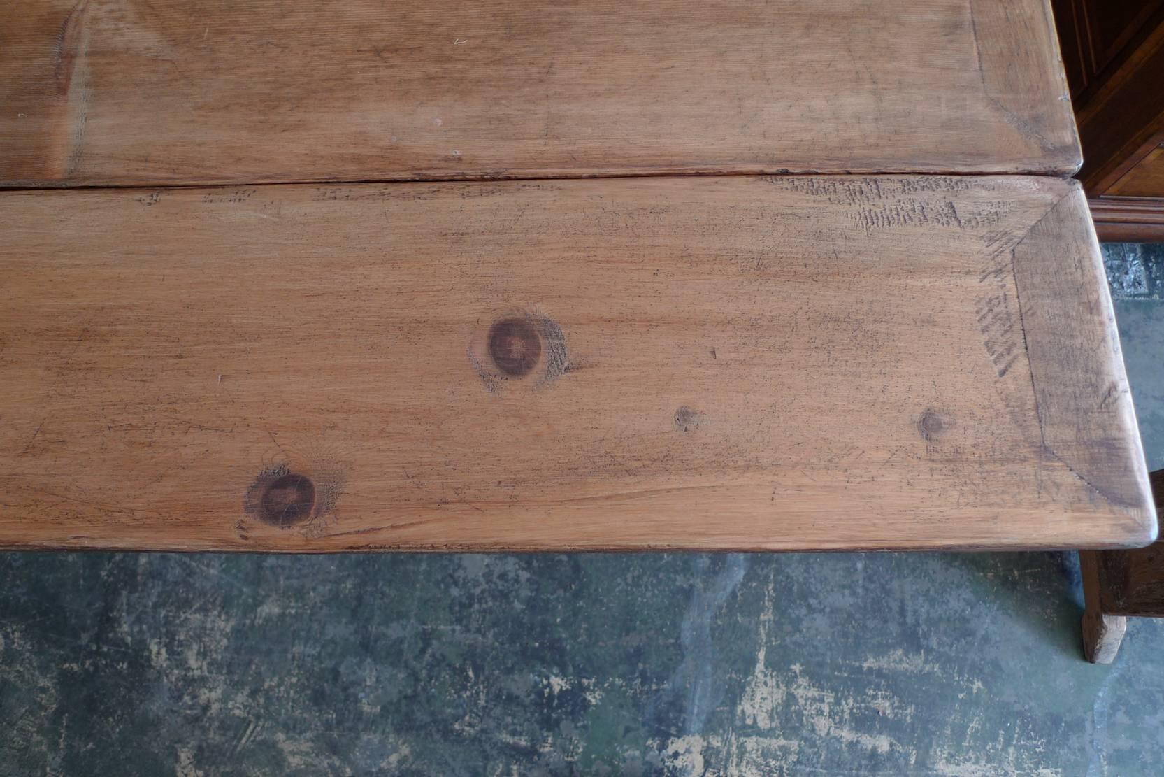 New England, Early 19th Century Long Harvest Table with two drop-leaf sides. 2