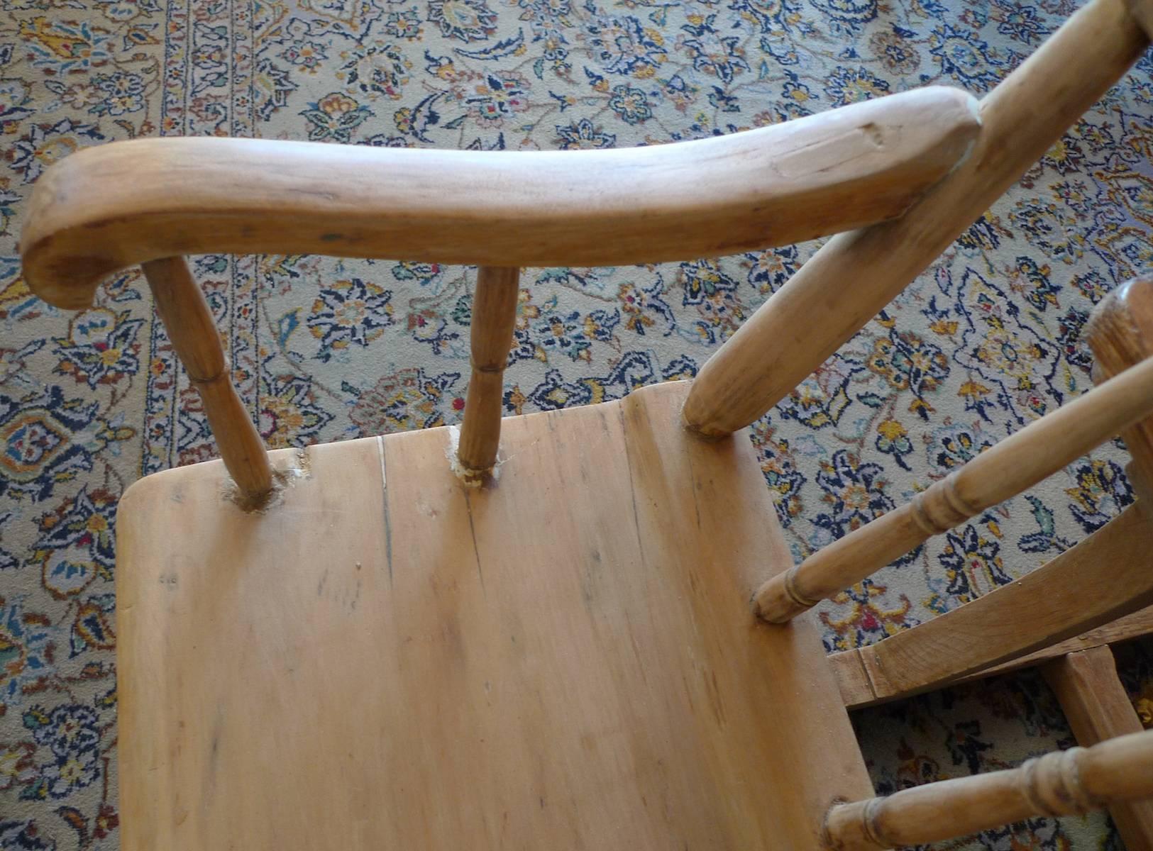 English 19th Century Small Pine Bench with Back and Side Arms and Six Legs In Distressed Condition In Santa Monica, CA