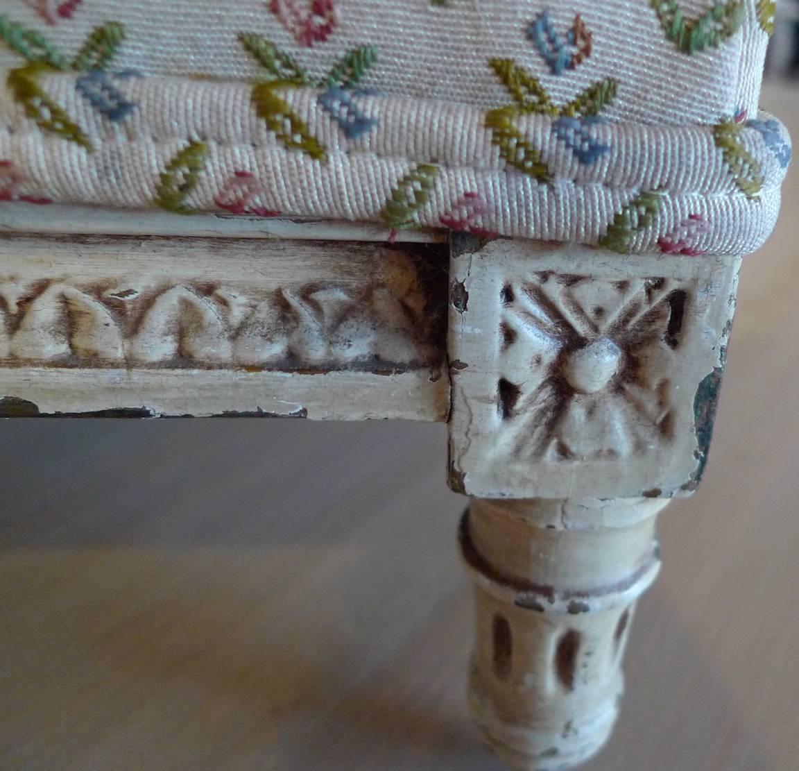 French 19th Century Four-Leg Foot Stool Newly Re-Upholstered with Vintage Fabric (19. Jahrhundert)