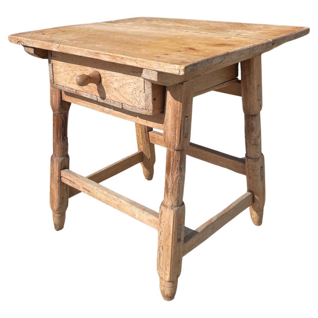 English 19th Century Rustic Pine End Table With One Drawer