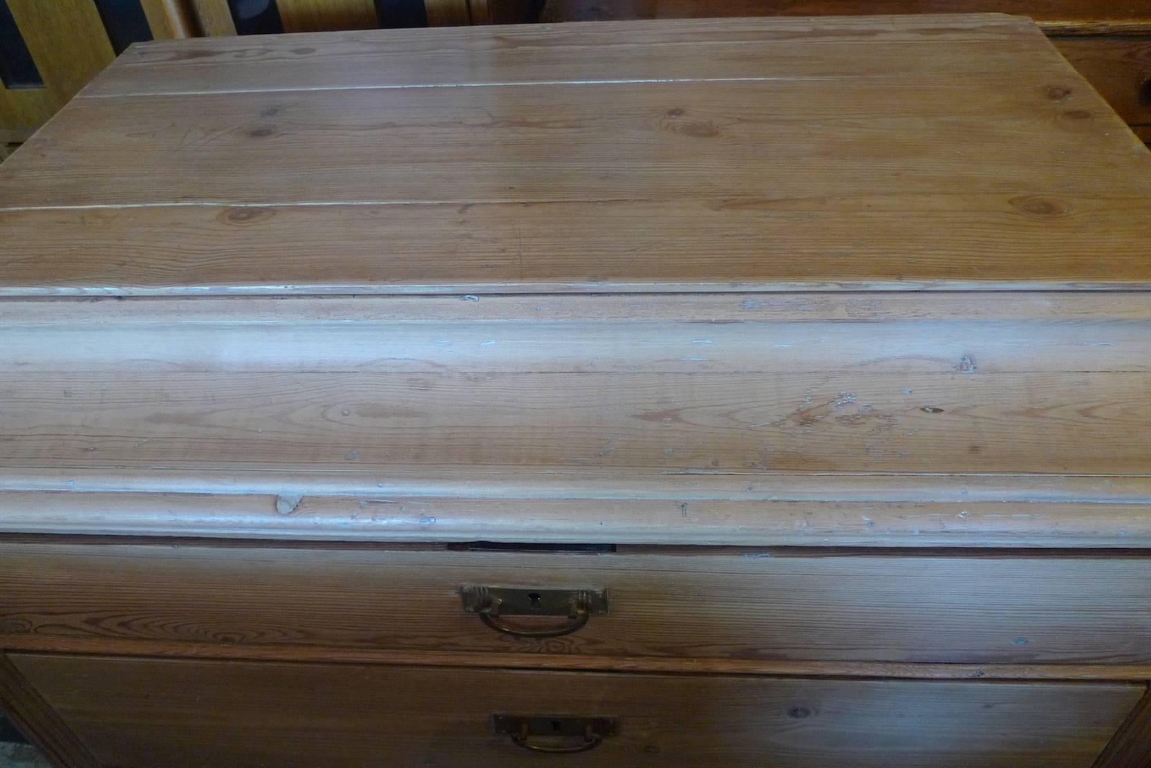 English 1950s Pine Chest of Drawers with Four Drawers and a Flip-Top Compartment 4