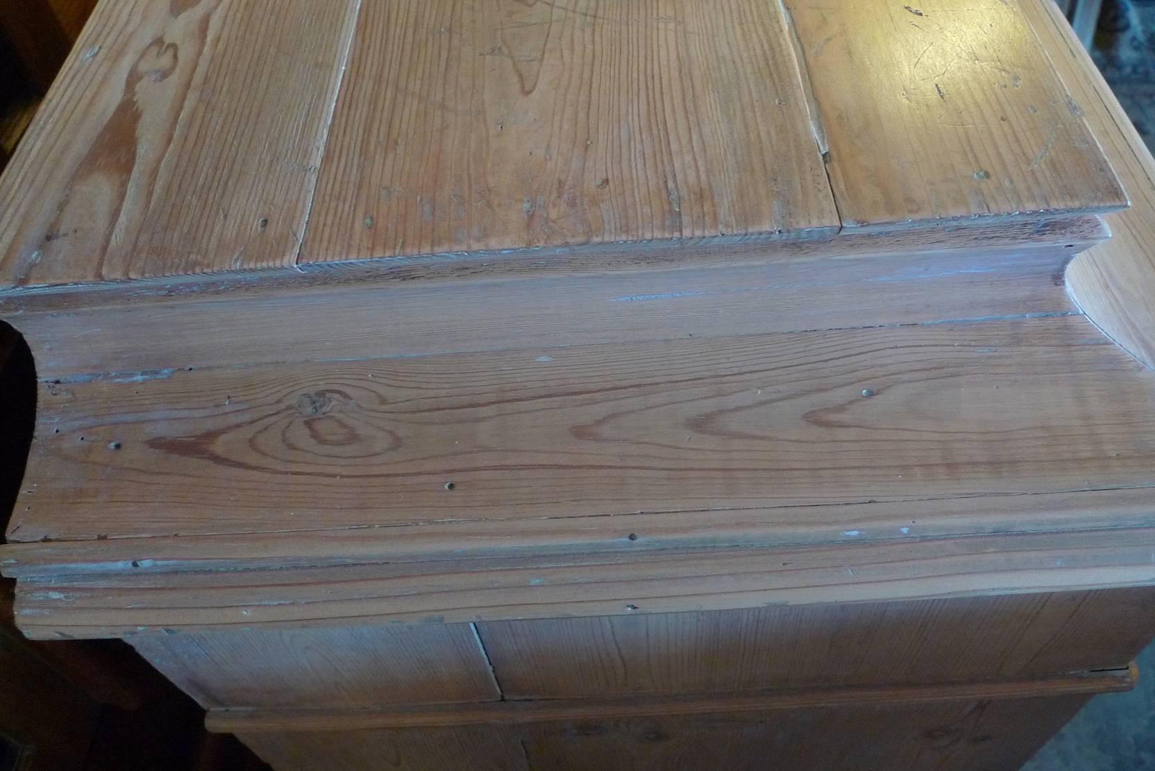 English 1950s Pine Chest of Drawers with Four Drawers and a Flip-Top Compartment 5