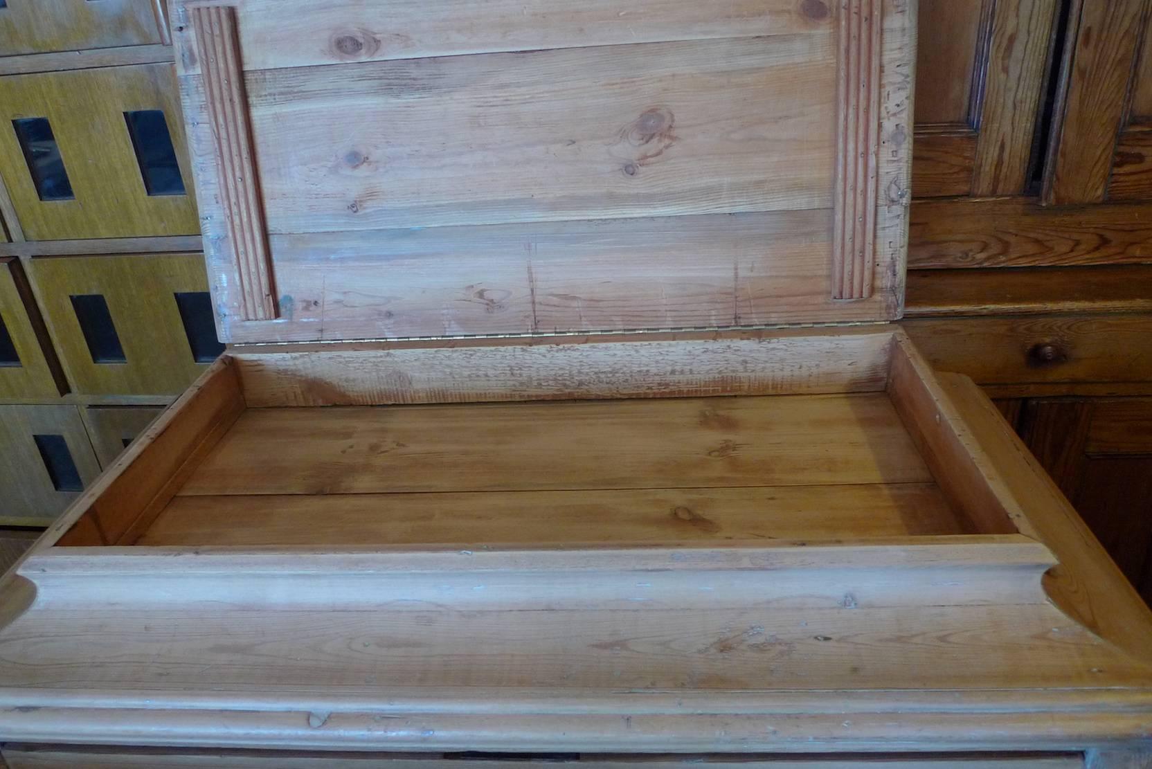 English 1950s Pine Chest of Drawers with Four Drawers and a Flip-Top Compartment 2