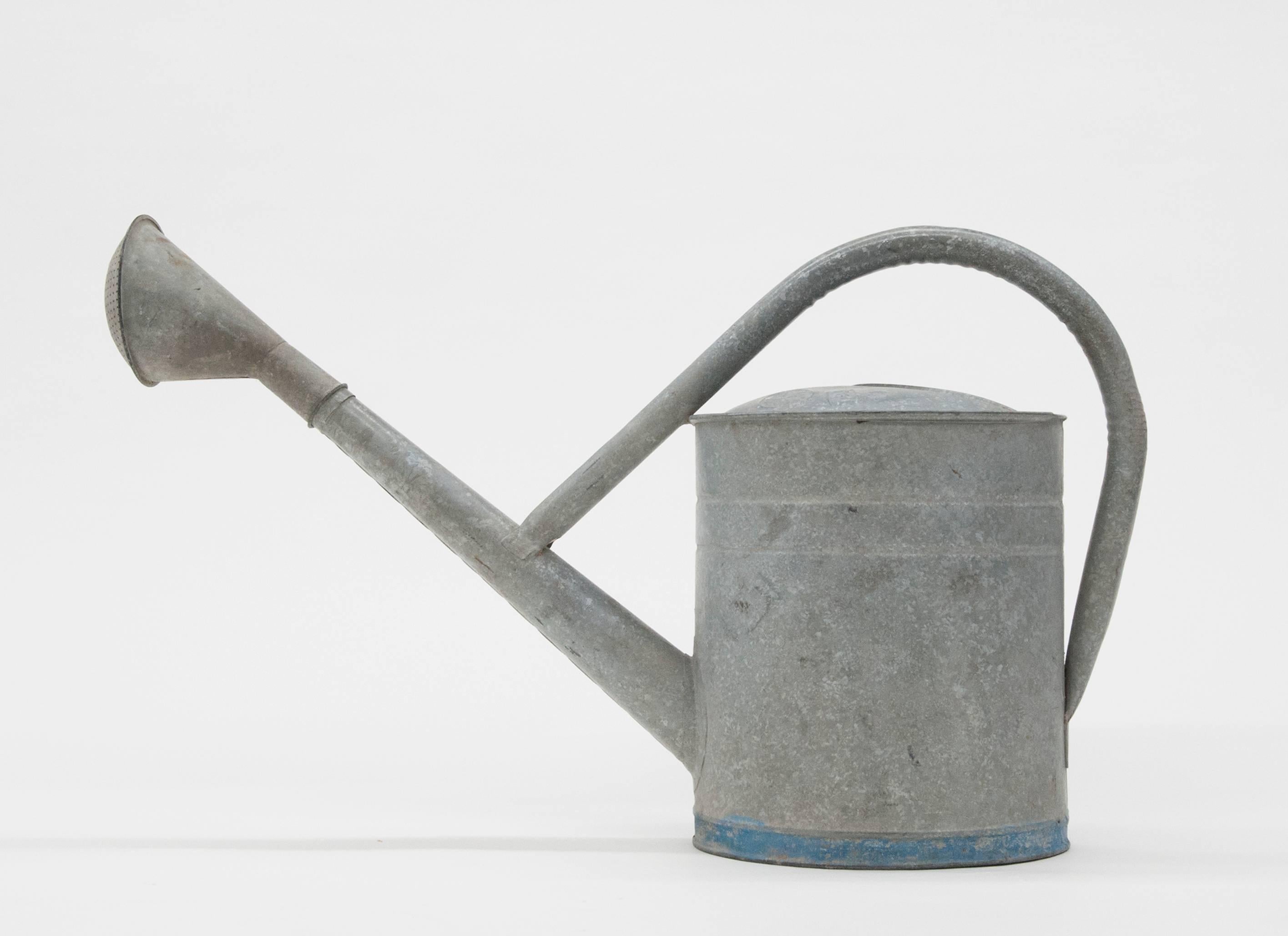 Large old galvanized watering can from Germany. Condition is excellent, works perfectly. Measures: 28