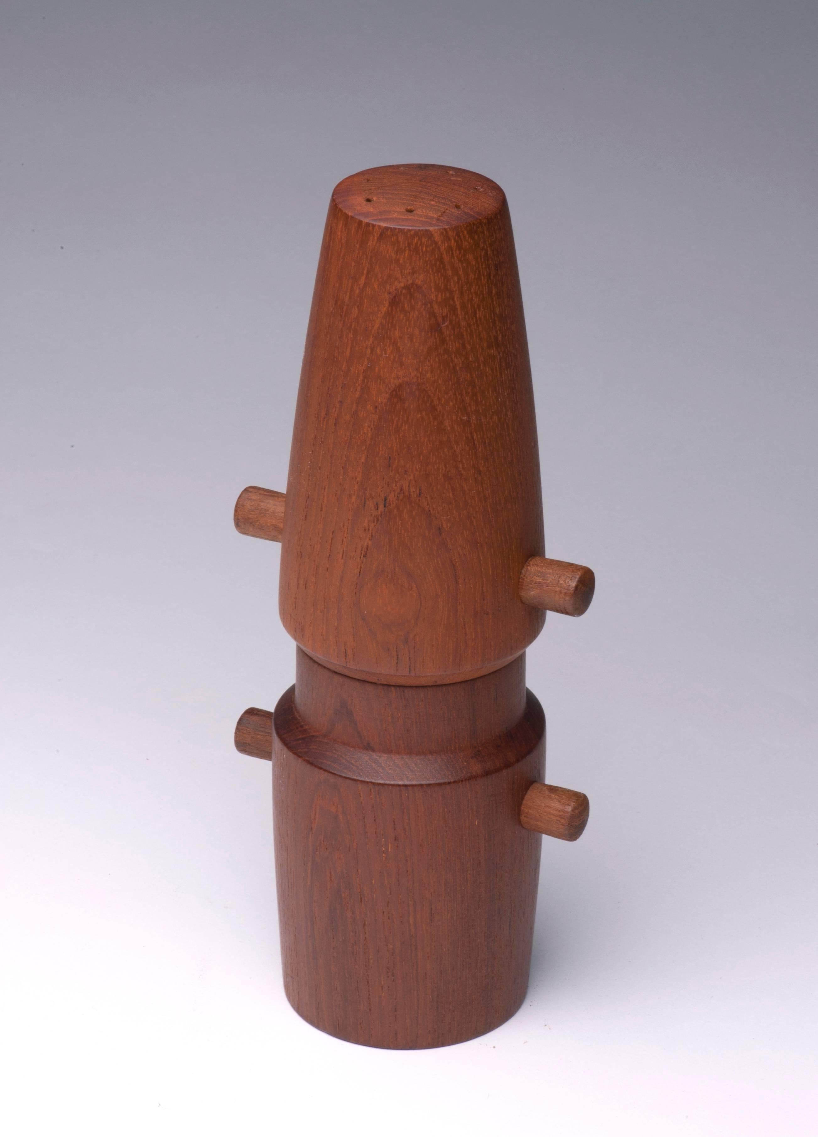 Vintage Jens Quistgaard designed pepper mill for Dansk. Works perfectly. Condition is excellent.