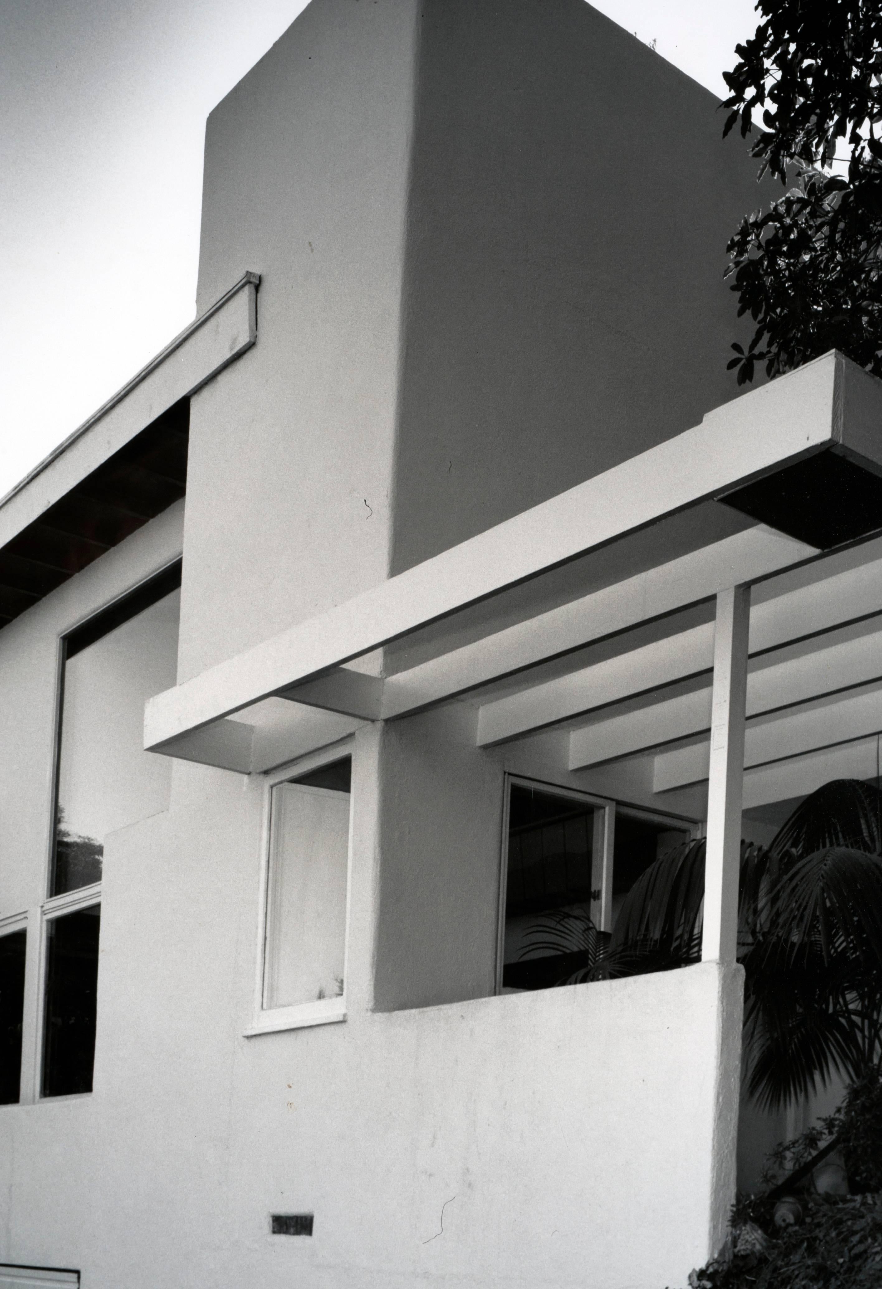 Julius Shulman B & W Photograph of the Droste House by R.M. Schindler In Excellent Condition In Washington, DC