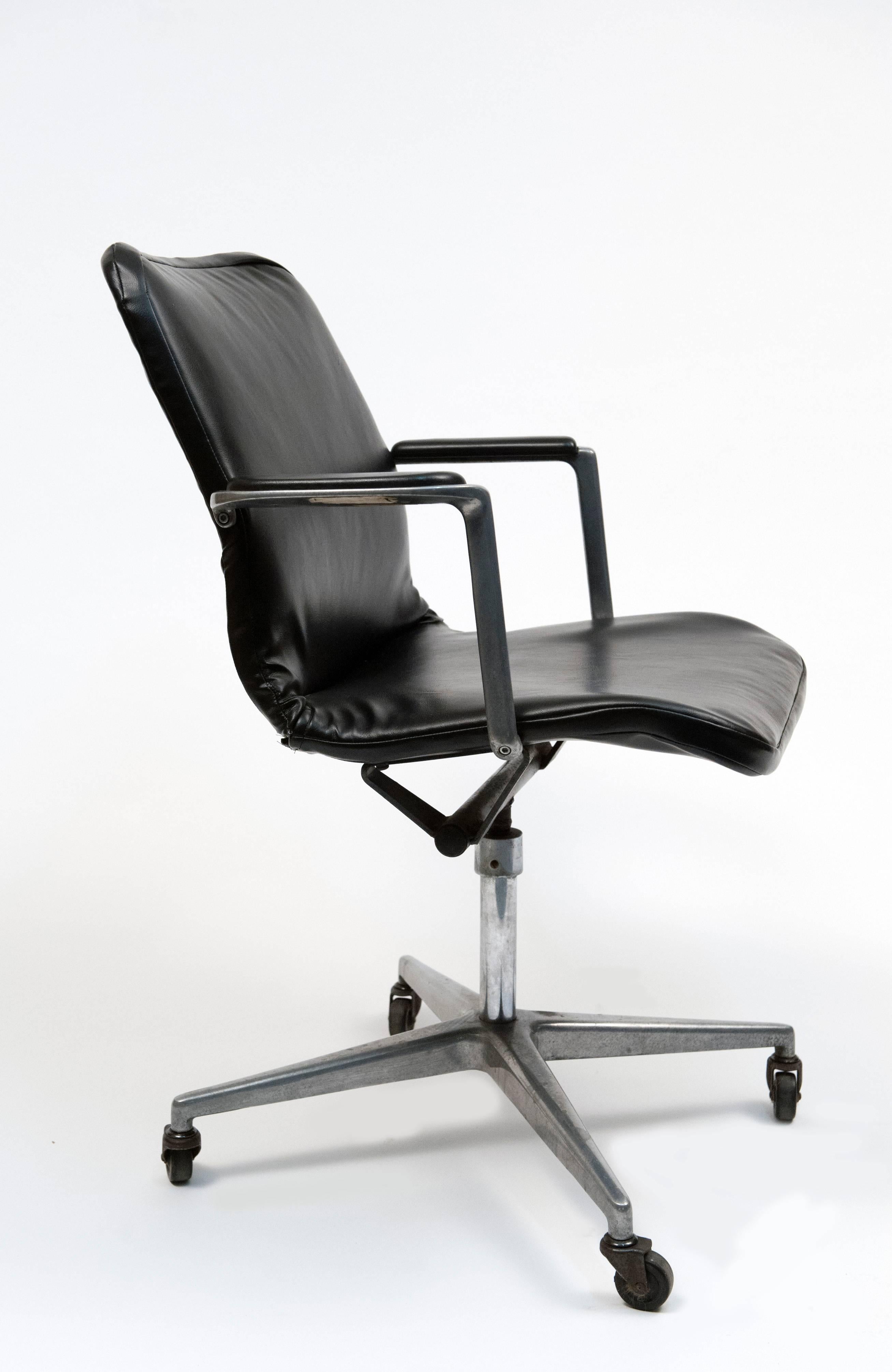 Rare Vintage Charles & Ray Eames Aluminum Office Chair Herman Miller In Good Condition In Washington, DC