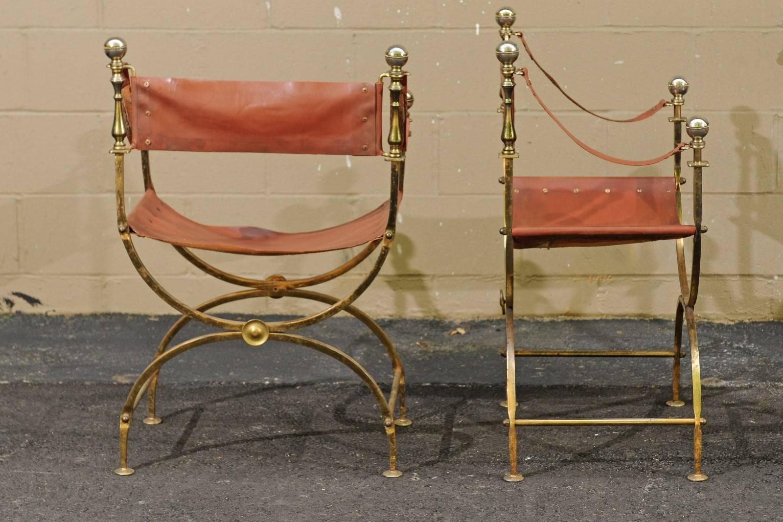 Single French Regency Campaign Curule Leather and Brass Chair from the 1940s In Good Condition For Sale In Atlanta, GA