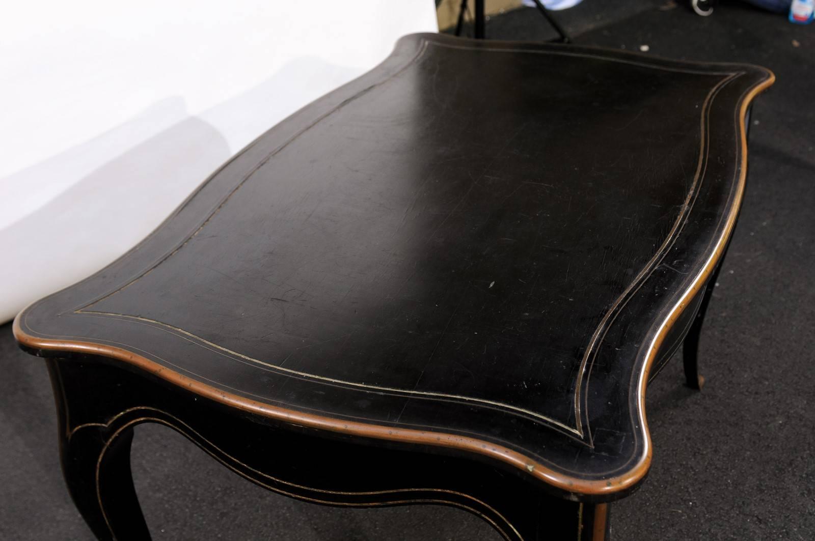 French Napoleon III Style Writing Table with Gilded Accents and Cabriole Legs For Sale 1