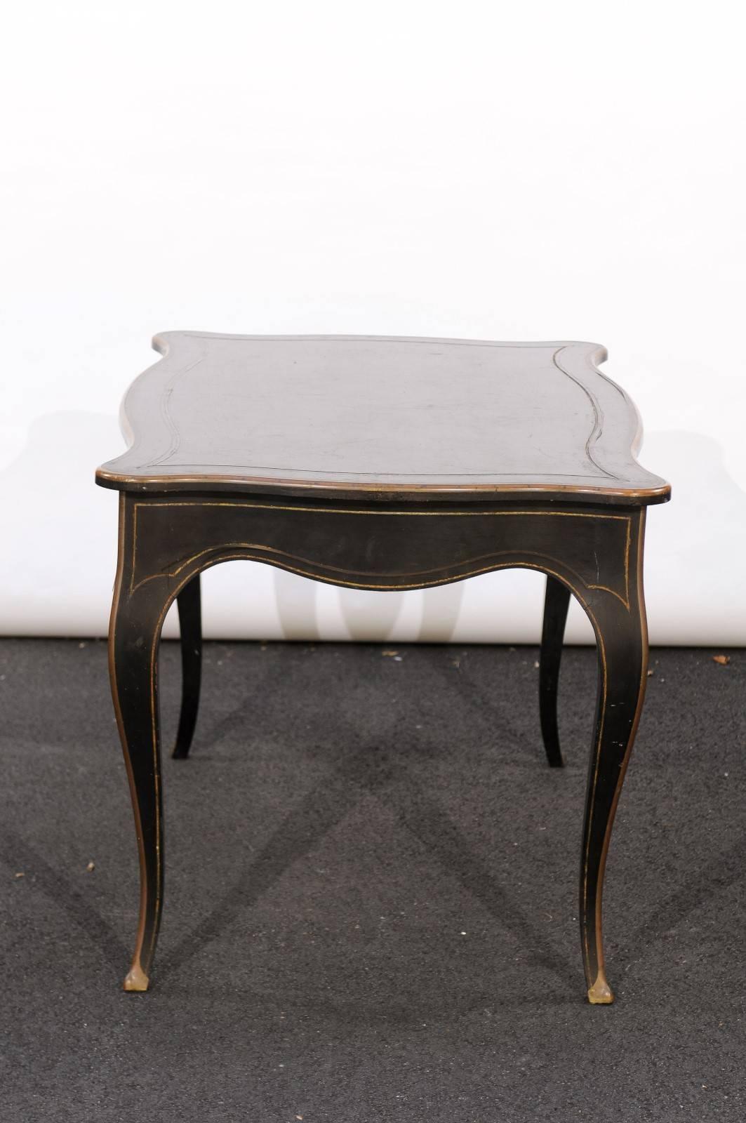French Napoleon III Style Writing Table with Gilded Accents and Cabriole Legs For Sale 2