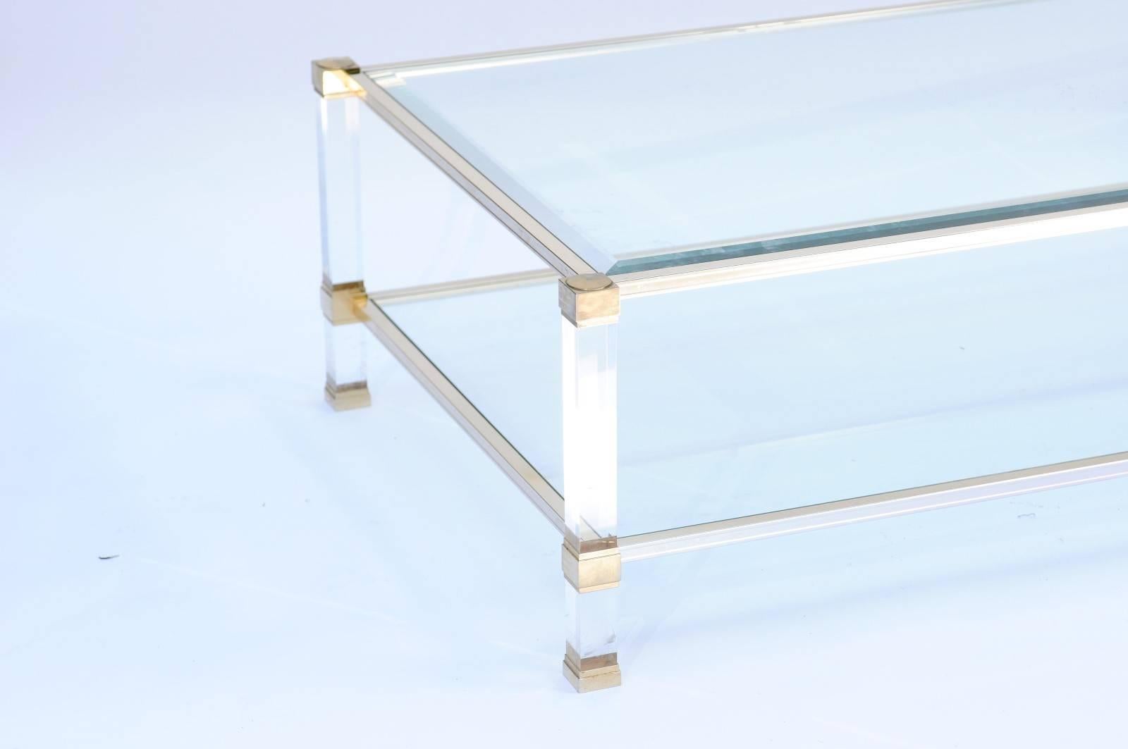 Table basse française signée Pierre Vandel des années 1970 avec plateau en verre et cadre en lucite Bon état à Atlanta, GA
