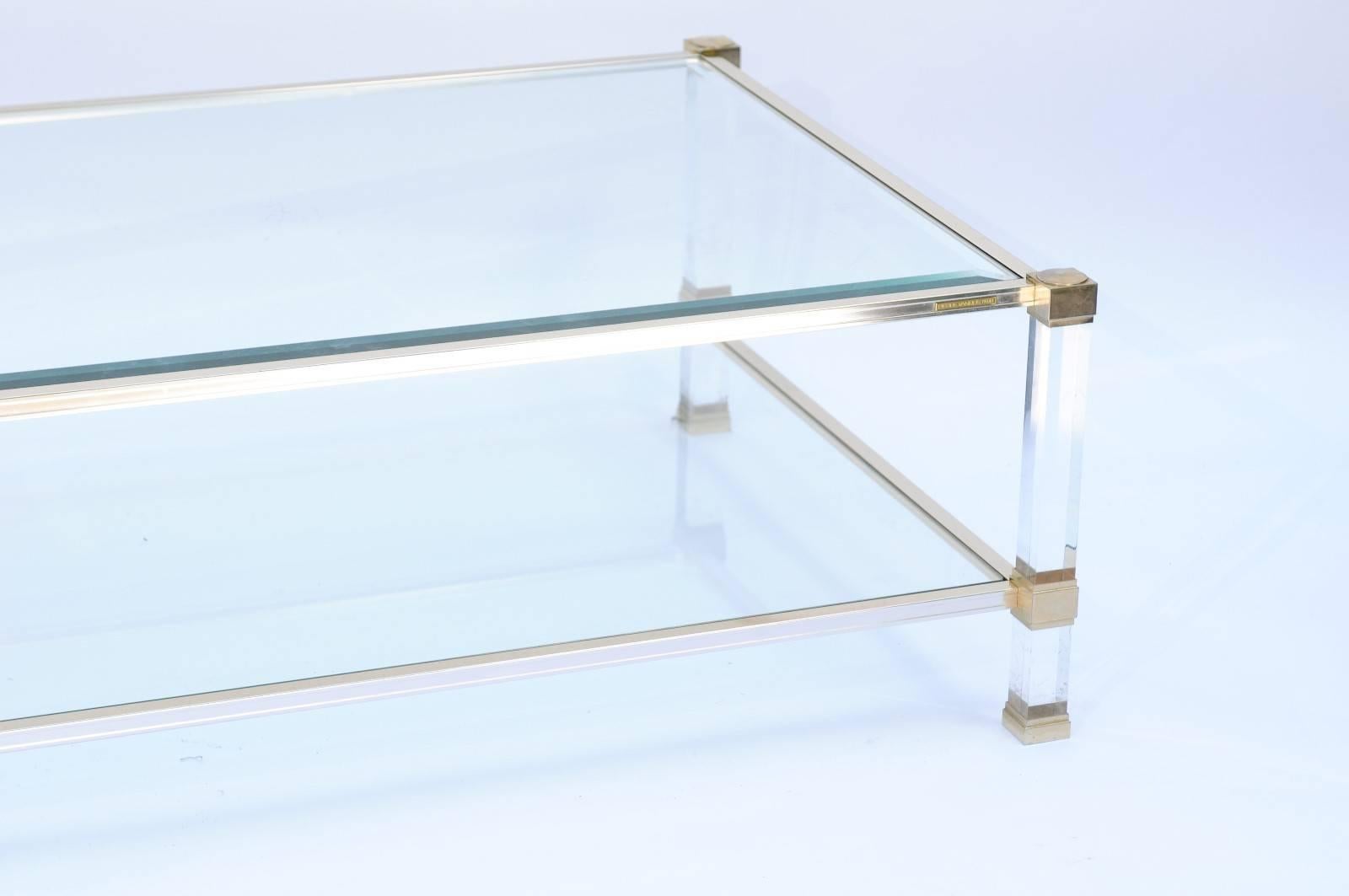 20ième siècle Table basse française signée Pierre Vandel des années 1970 avec plateau en verre et cadre en lucite