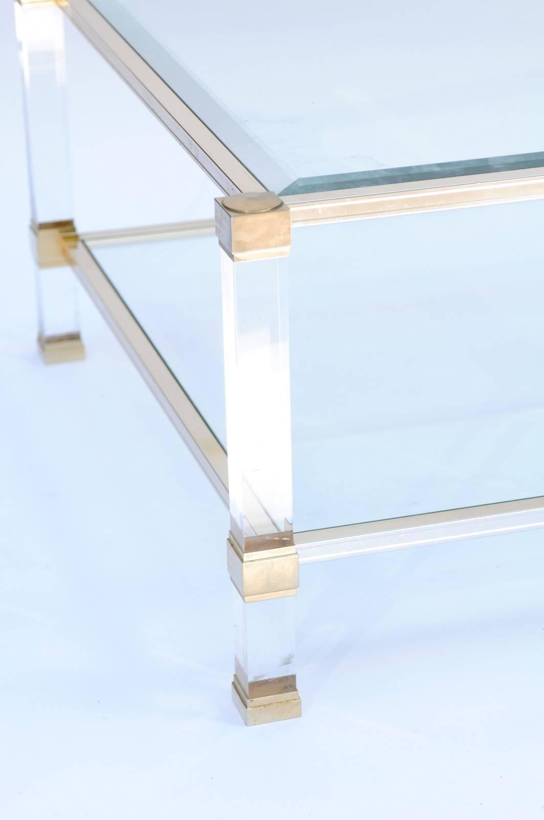 Laiton Table basse française signée Pierre Vandel des années 1970 avec plateau en verre et cadre en lucite