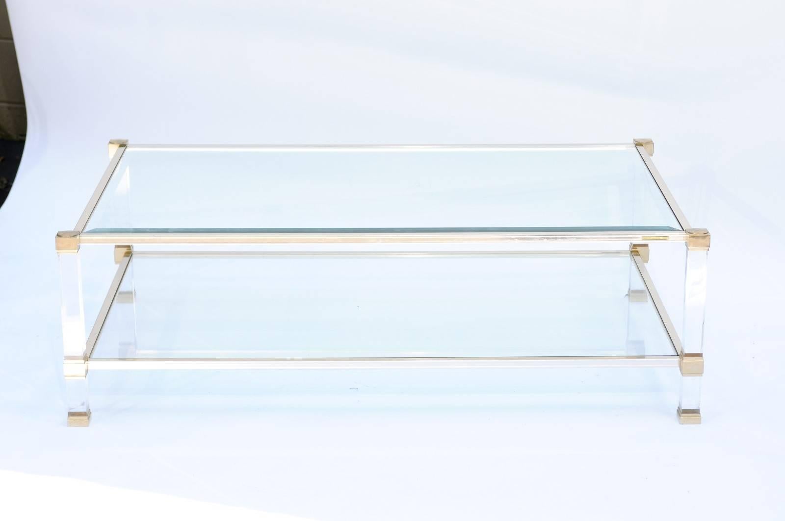 Mid-Century Modern Table basse française signée Pierre Vandel des années 1970 avec plateau en verre et cadre en lucite