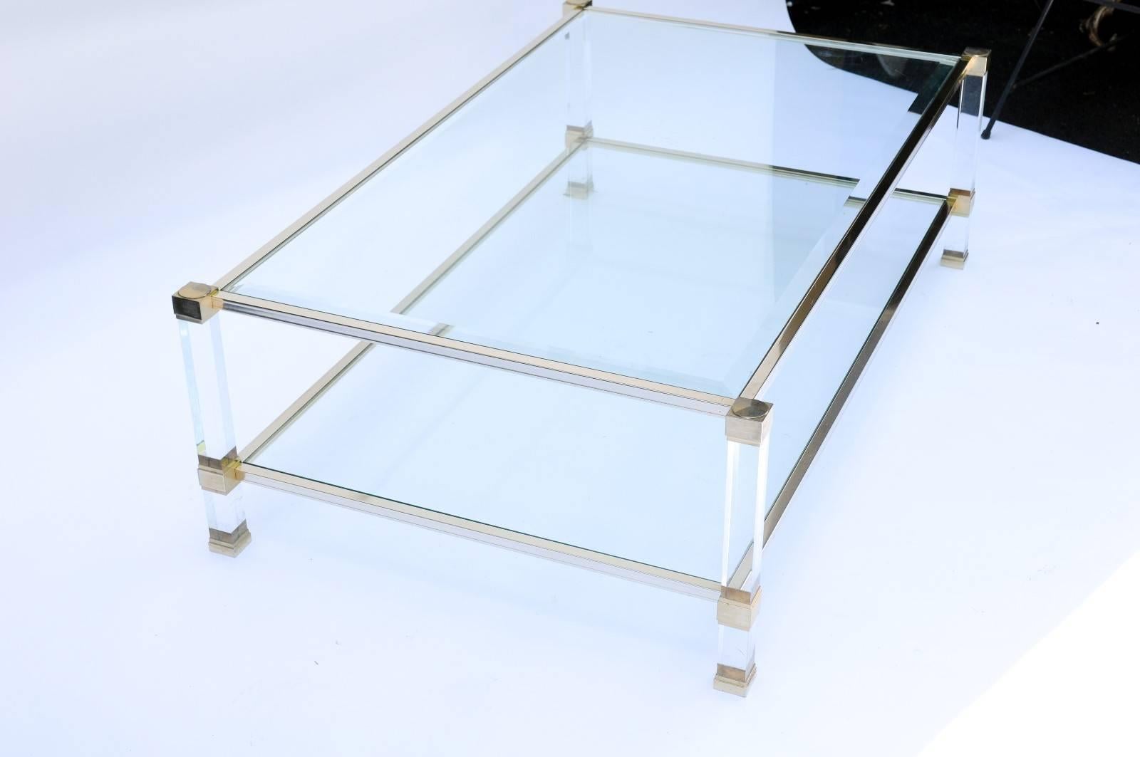 Table basse française signée Pierre Vandel des années 1970 avec plateau en verre et cadre en lucite 1