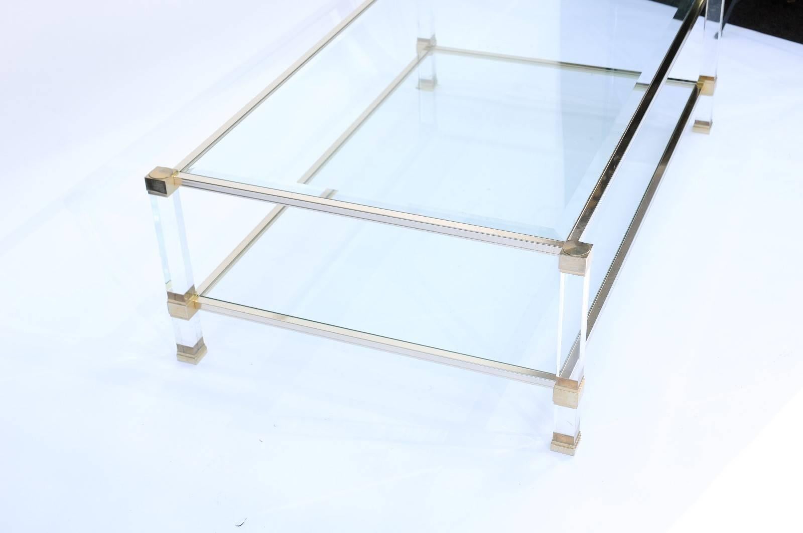 Table basse française signée Pierre Vandel des années 1970 avec plateau en verre et cadre en lucite 2