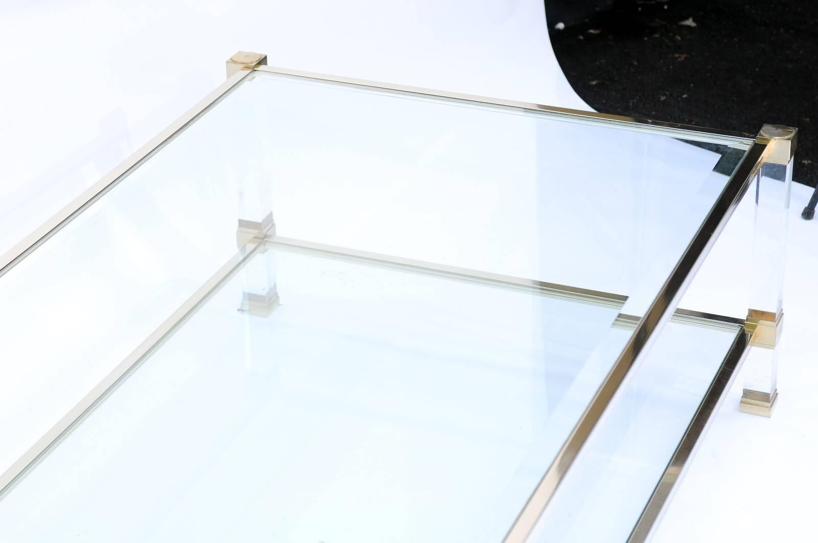 Table basse française signée Pierre Vandel des années 1970 avec plateau en verre et cadre en lucite 3