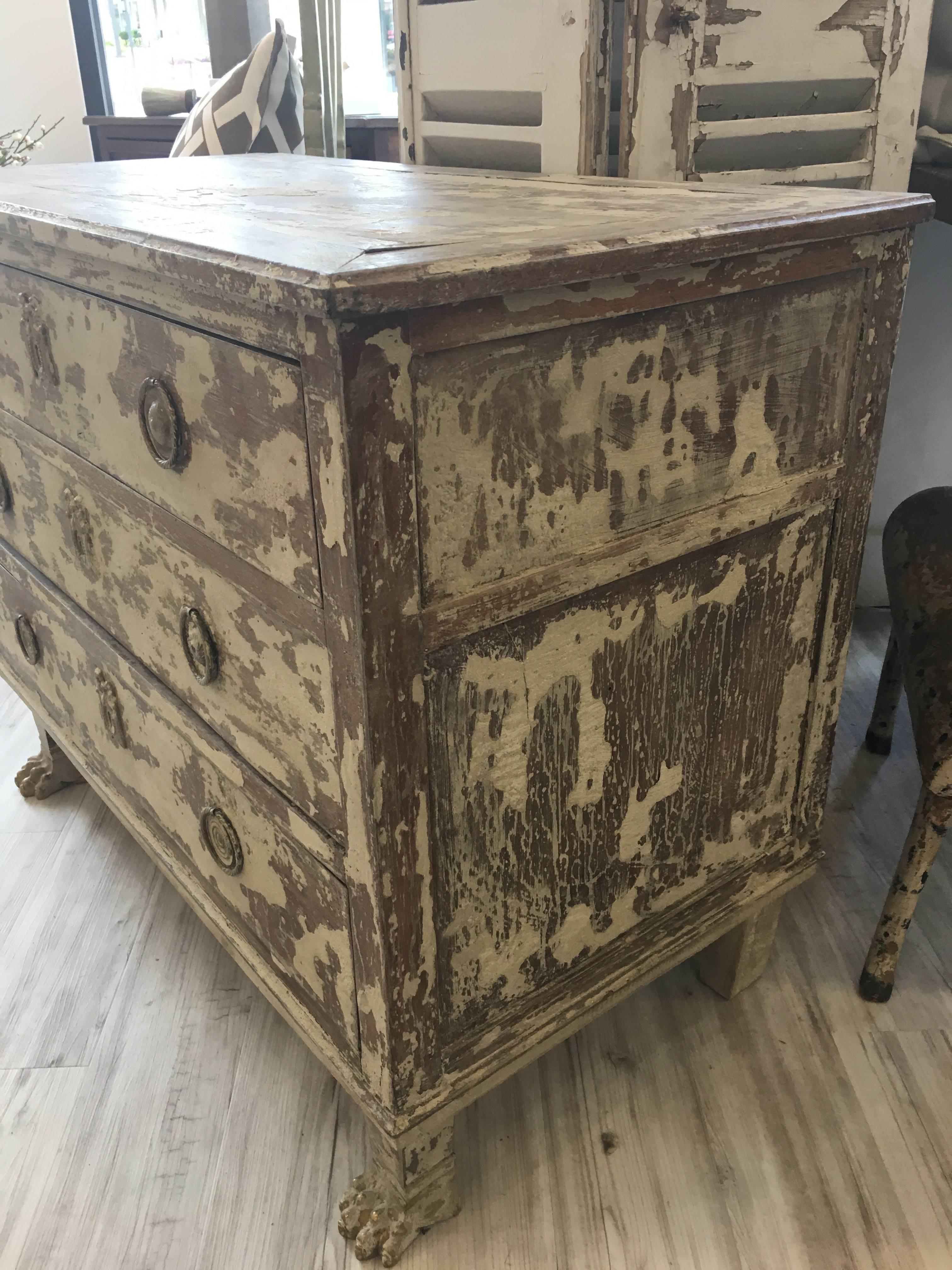 French Distressed Paint Three-Drawer Commode with Lion Paw Feet and Ring Pulls In Good Condition In Atlanta, GA