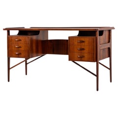 Dänischer Svend Aage Madsen Rosenholz-Schreibtisch aus der Mitte des Jahrhunderts - 1960er Jahre