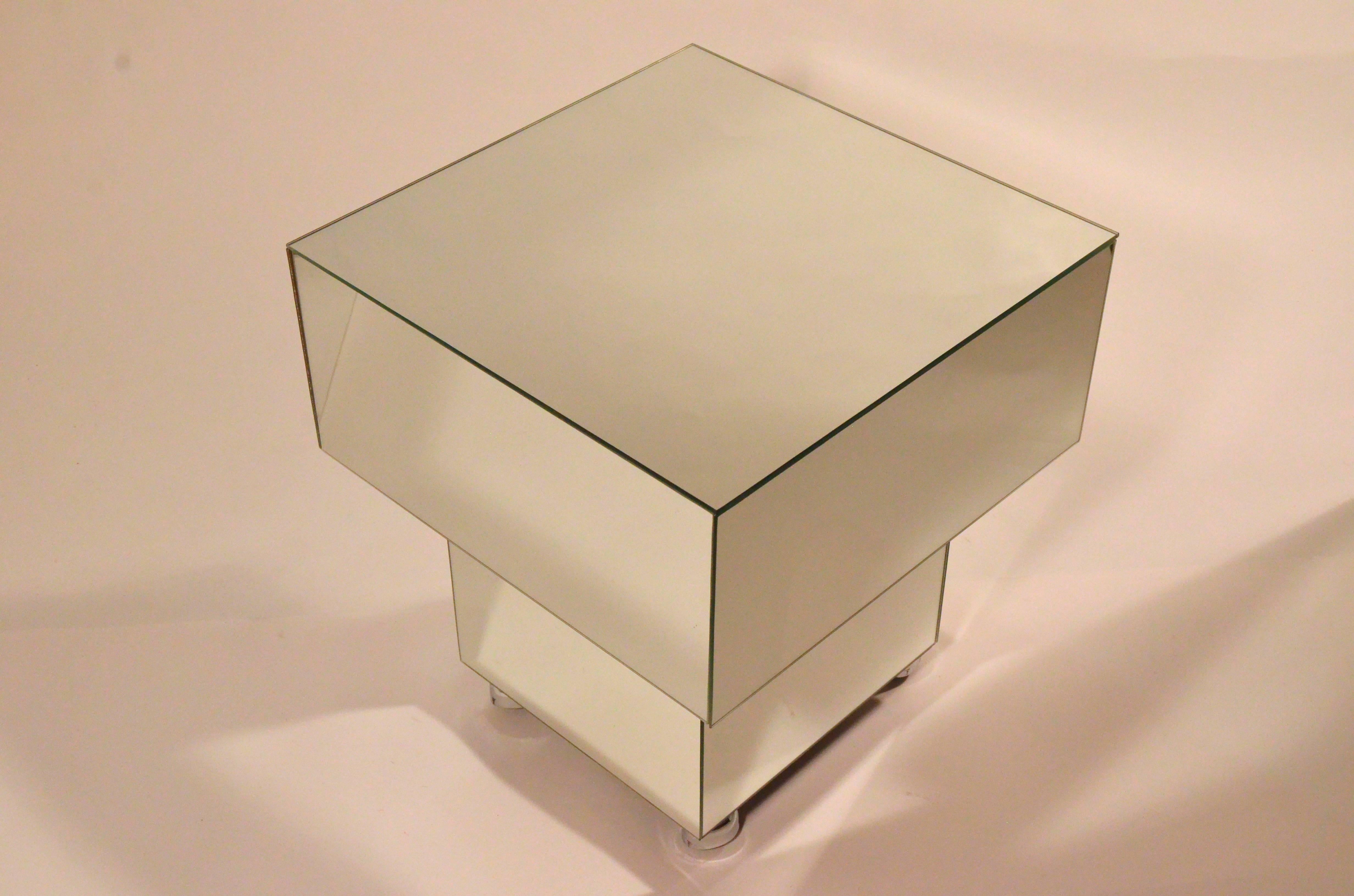 American Pair of Hollywood Glam Modernist Mirrored Cube Side Tables on Chrome Casters