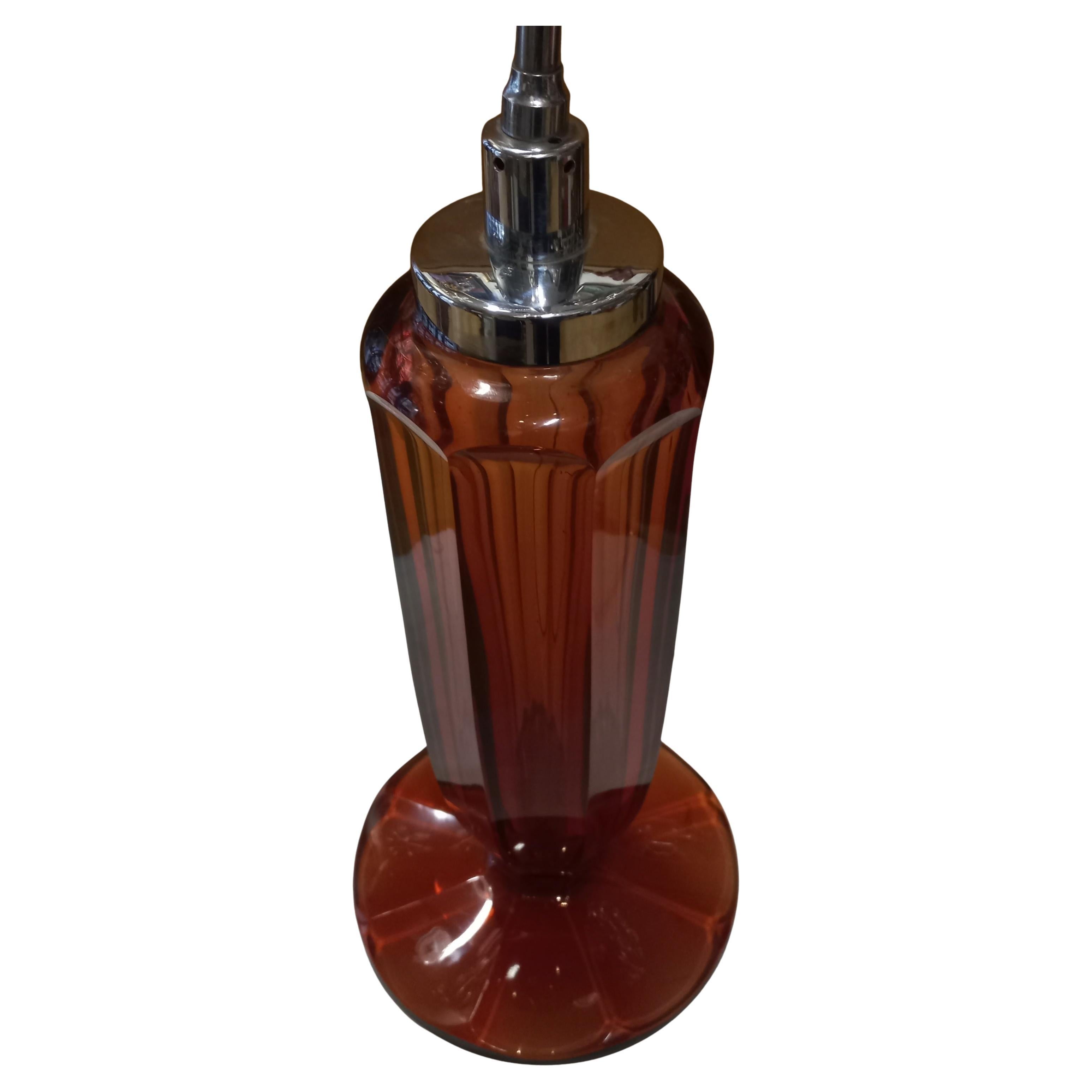 Eine sehr seltene Art Deko Tischlampe,
Lampenfuß aus geschliffenem, färbigen Kristallglas
WMF Württembergische Metallwarenfabrik - Metalización
1920er - 1930er Jahre Deutschland