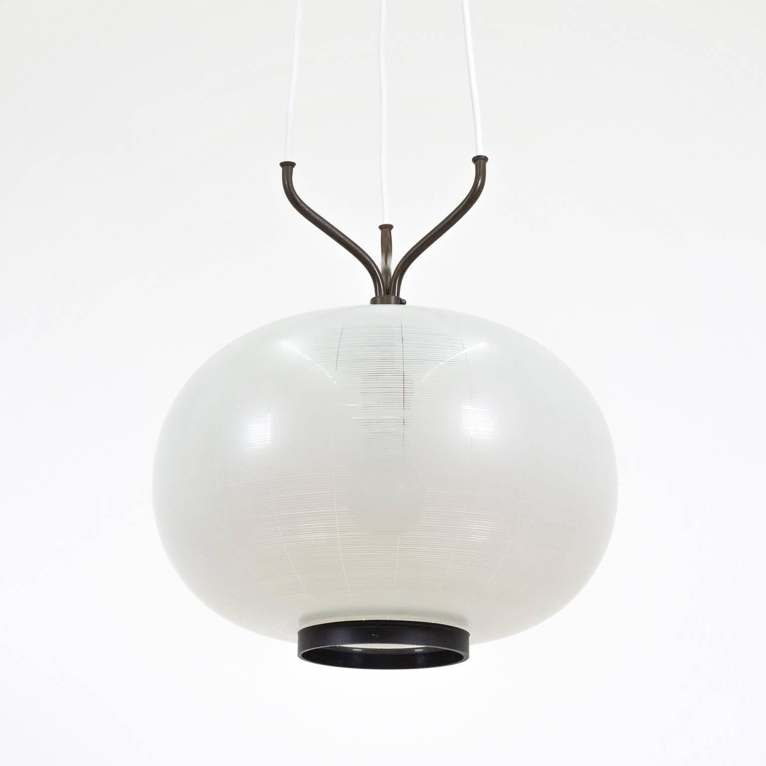 Superb Stilnovo pendant in brass and enameled glass from the 1950s. The hardware is made of very dark patinated brass. The glass has a very fine white pinstripe decor with a black rim at the bottom. Excellent original condition. One original brass