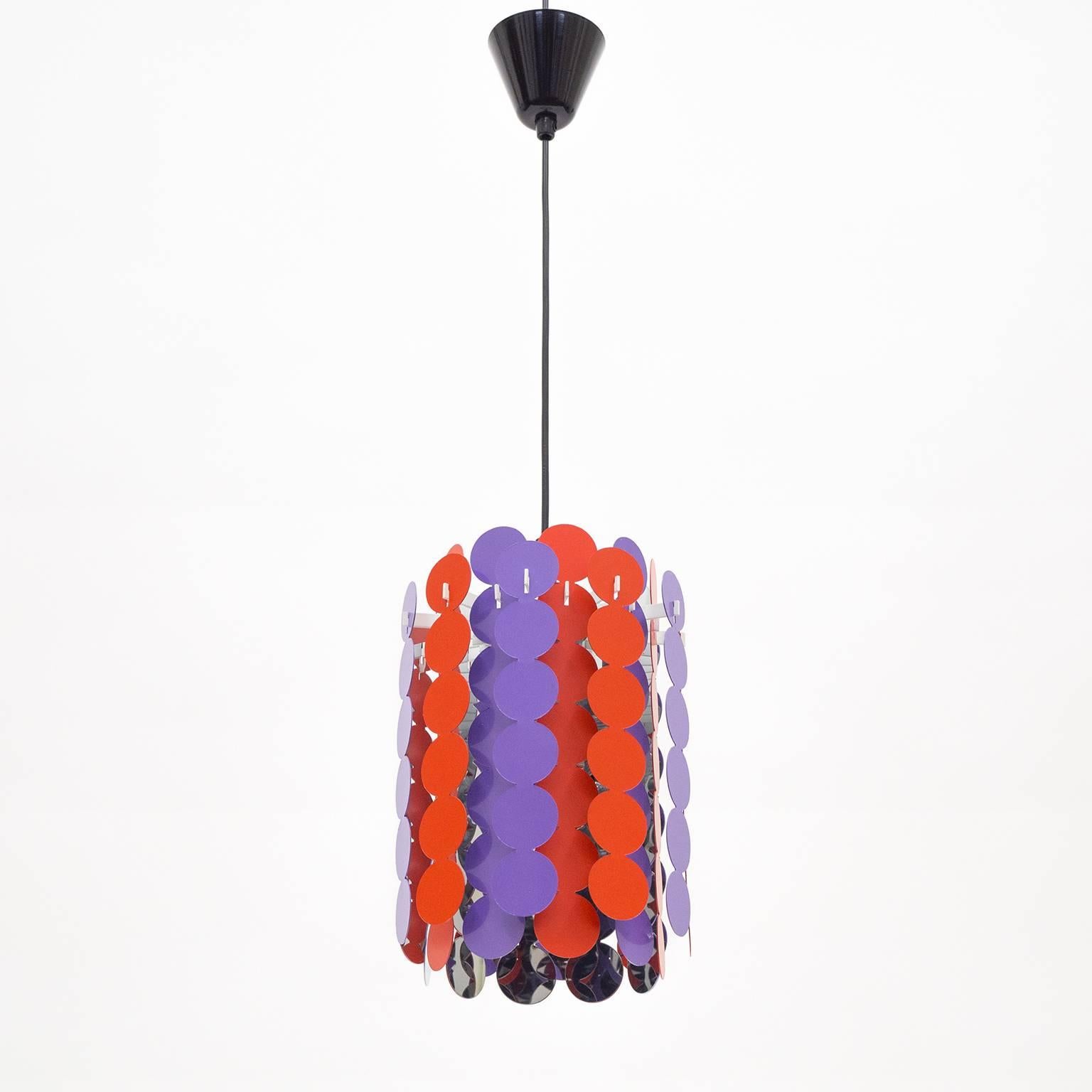 Absolute Sixties, this pendant by Doria is a truly rare find: Unused, this is in mint condition and comes with original box. 20 elements in red and purple surround a single E27 socket. Since the hanging elements are chromed on the inside the light
