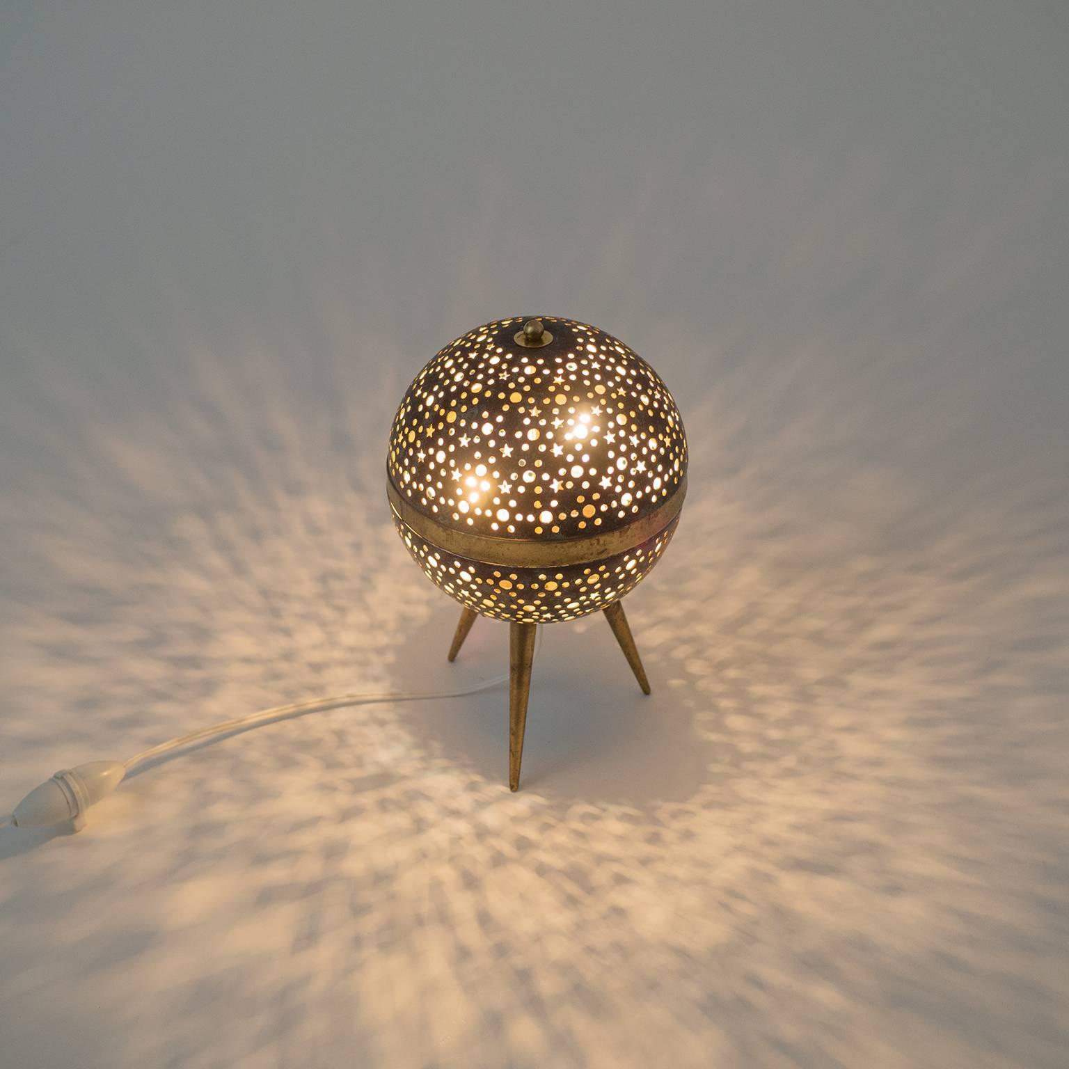 1950s French Saturn Table Lamp in Pierced Aluminum and Brass 2