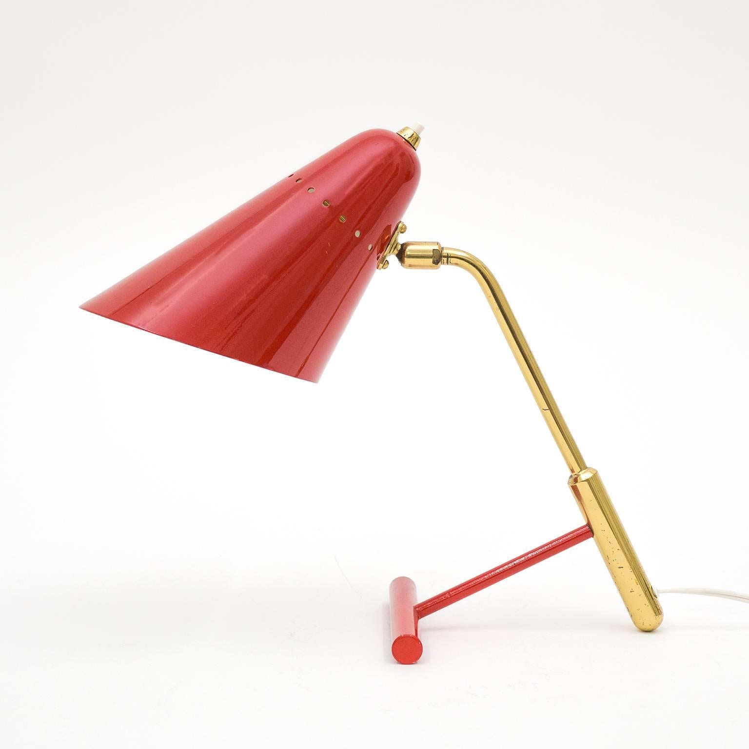 Superb Stilnovo table or desk lamp in brass and lacquered aluminum. Excellent original condition with only minimal wear to the "T"-base and a touch of patina to the brass stem. Takes one E14 bulb.
