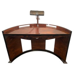 Bureau Art déco avec une lampe métallique intégrée