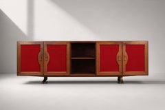 Italienisches Sideboard aus der Mitte des Jahrhunderts, Teakholz und rote Paneele, Messingbeine, 1950er Jahre