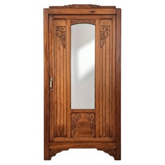 Armoire-bonnetière Art déco française, bois massif sculpté, porte miroir, années 1930