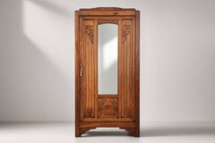 Armoire-bonnetière Art déco française, bois massif sculpté, porte miroir, années 1930