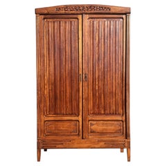 Armadio francese in stile Art Déco a due ante, in legno massello intagliato, con serrature dorate, anni ’30
