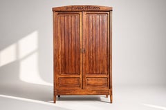 Armadio francese in stile Art Déco a due ante, in legno massello intagliato, con serrature dorate, anni ’30
