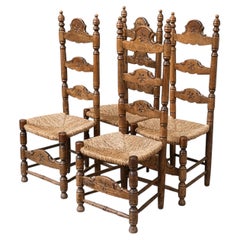 Juego de seis sillas de comedor españolas con respaldo de escalera, de roble tallado y junco, década de los 50