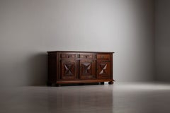 Handgeschnitztes dreitüriges Sideboard aus Eiche im französischen Landhausstil der 1930er Jahre