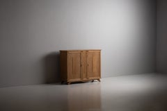 Armoire à deux portes en chêne français des années 1950, de style minimaliste