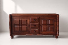 À la manière de Charles Dudouyt, buffet en noyer, panneaux sculptés, France, années 1940