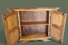 Französischer Schrank im brutalistischen Stil mit zwei Türen, aus geschnitztem massiven Eichenholz, 1960er Jahre