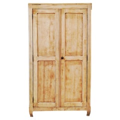 Armoire provinciale française à deux portes, bois blanchi, portes à panneaux, années 1940