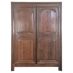 Armoire provinciale française à deux portes en chêne, panneaux ovales sculptés, années 1900