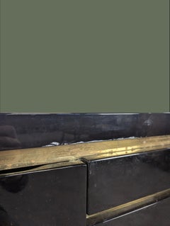 Attribuita a Jean Claude Mahey, credenza in lacca nera e ottone, Francia, 1970