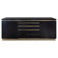 Attribuita a Jean Claude Mahey, credenza in lacca nera e ottone, Francia, 1970