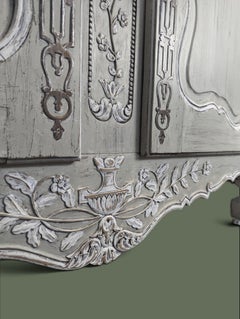 Credenza a due ante in stile Luigi XV della Provenza francese, rovere intagliato, patina grigia, anni '50